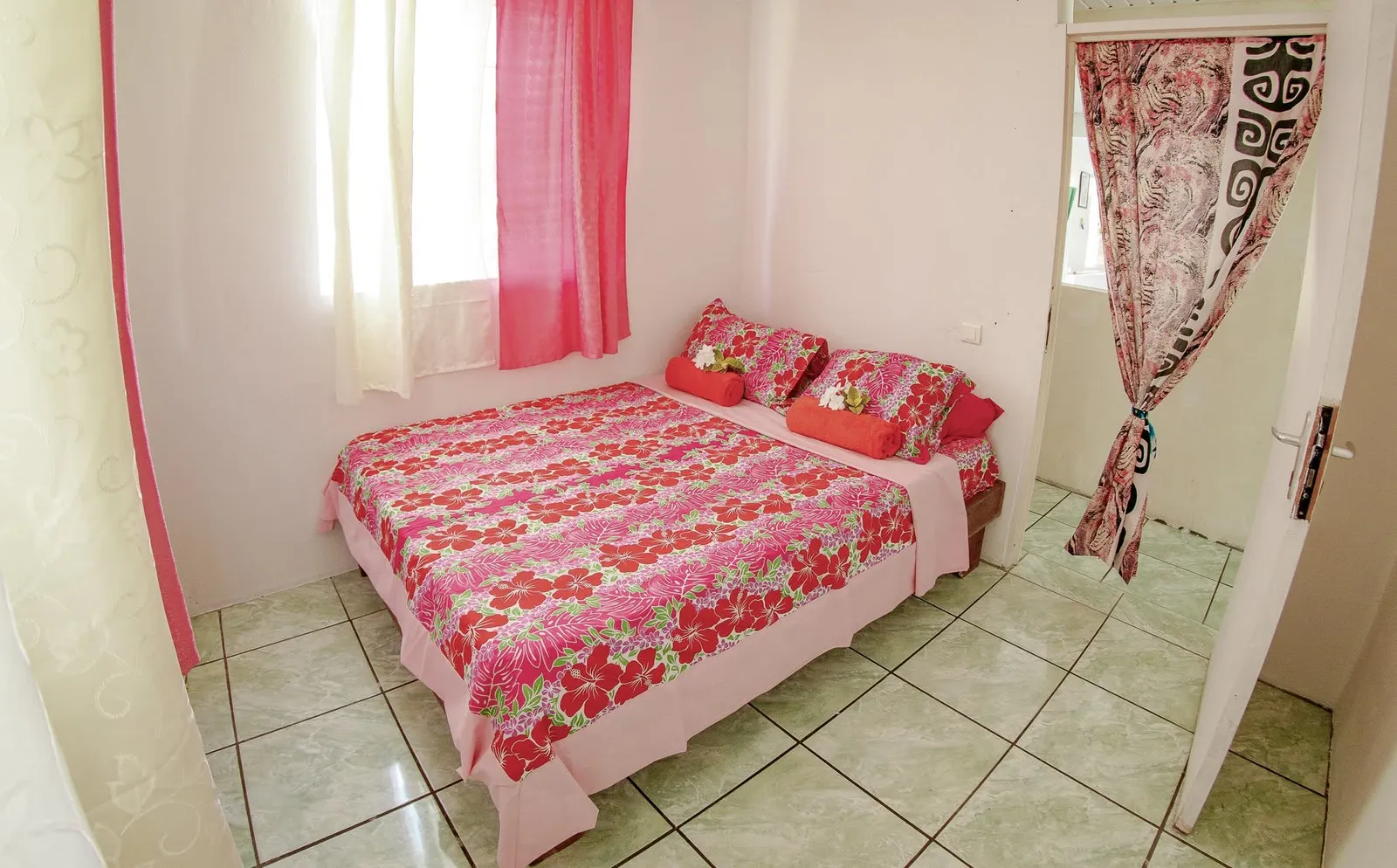 Chambre 1 — lit et décoration