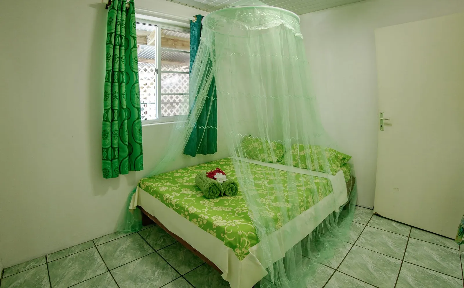 Chambre 2 — lit et décoration