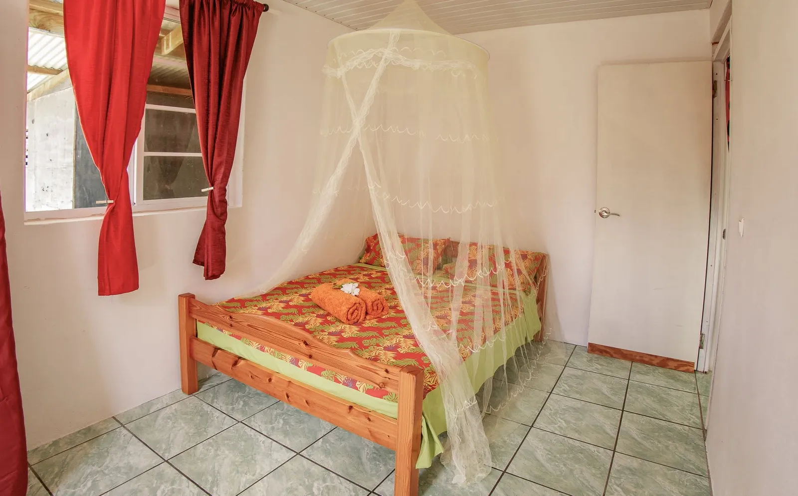 Chambre 3 — lit et décoration