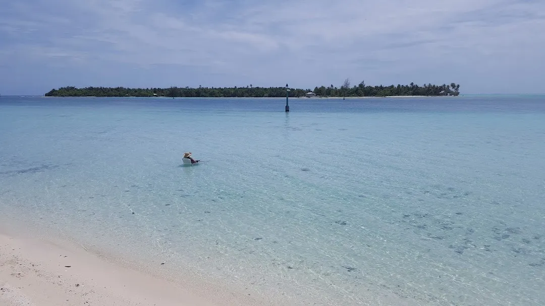 La plage de sable blanc et l’eau translucide
