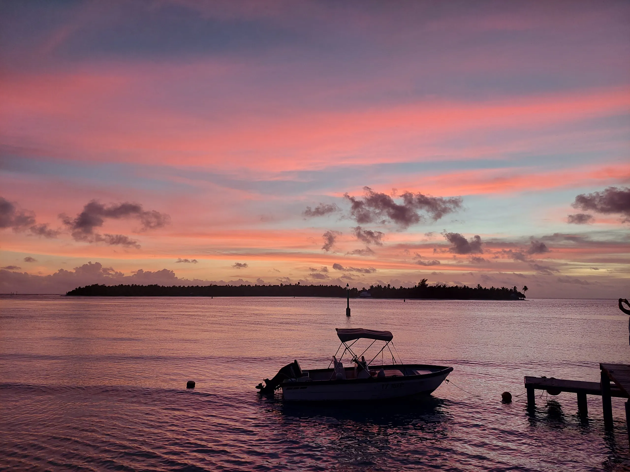 Coucher de soleil rose depuis le ponton